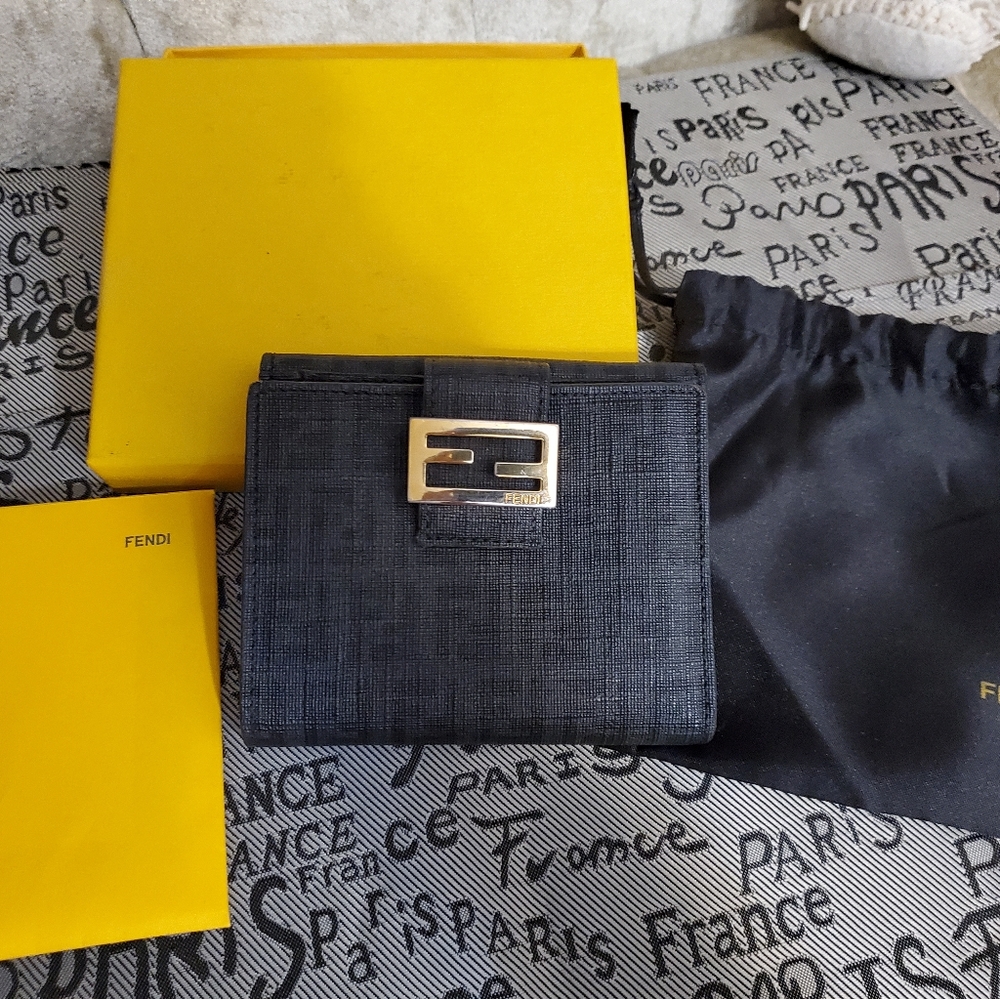 Authentic Fendi zucchino small compact wallet with 6 card slots - Picture 1 of 6